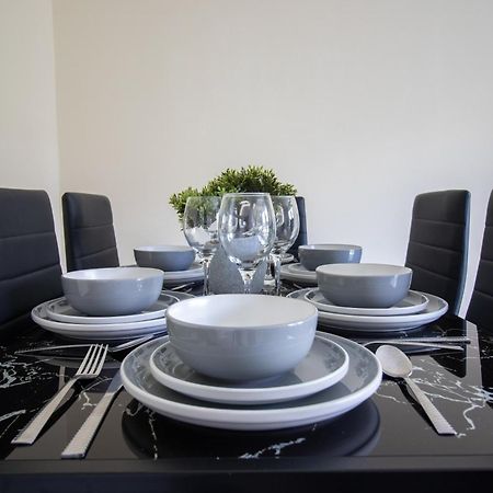 Newly Launched Two Bedroom House By Den Accommodation Short Lets & Serviced Accommodation With Garden London Exterior photo