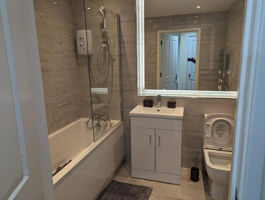 Newly Launched Two Bedroom House By Den Accommodation Short Lets & Serviced Accommodation With Garden London Exterior photo