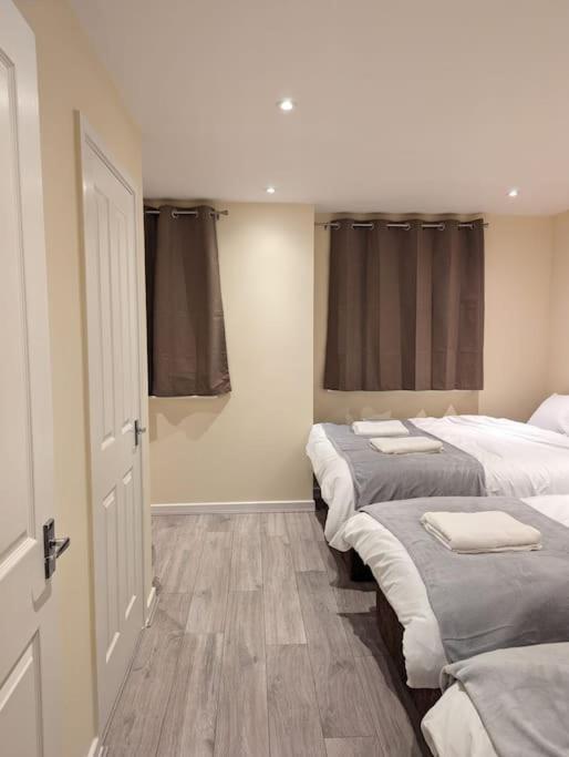 Newly Launched Two Bedroom House By Den Accommodation Short Lets & Serviced Accommodation With Garden London Exterior photo