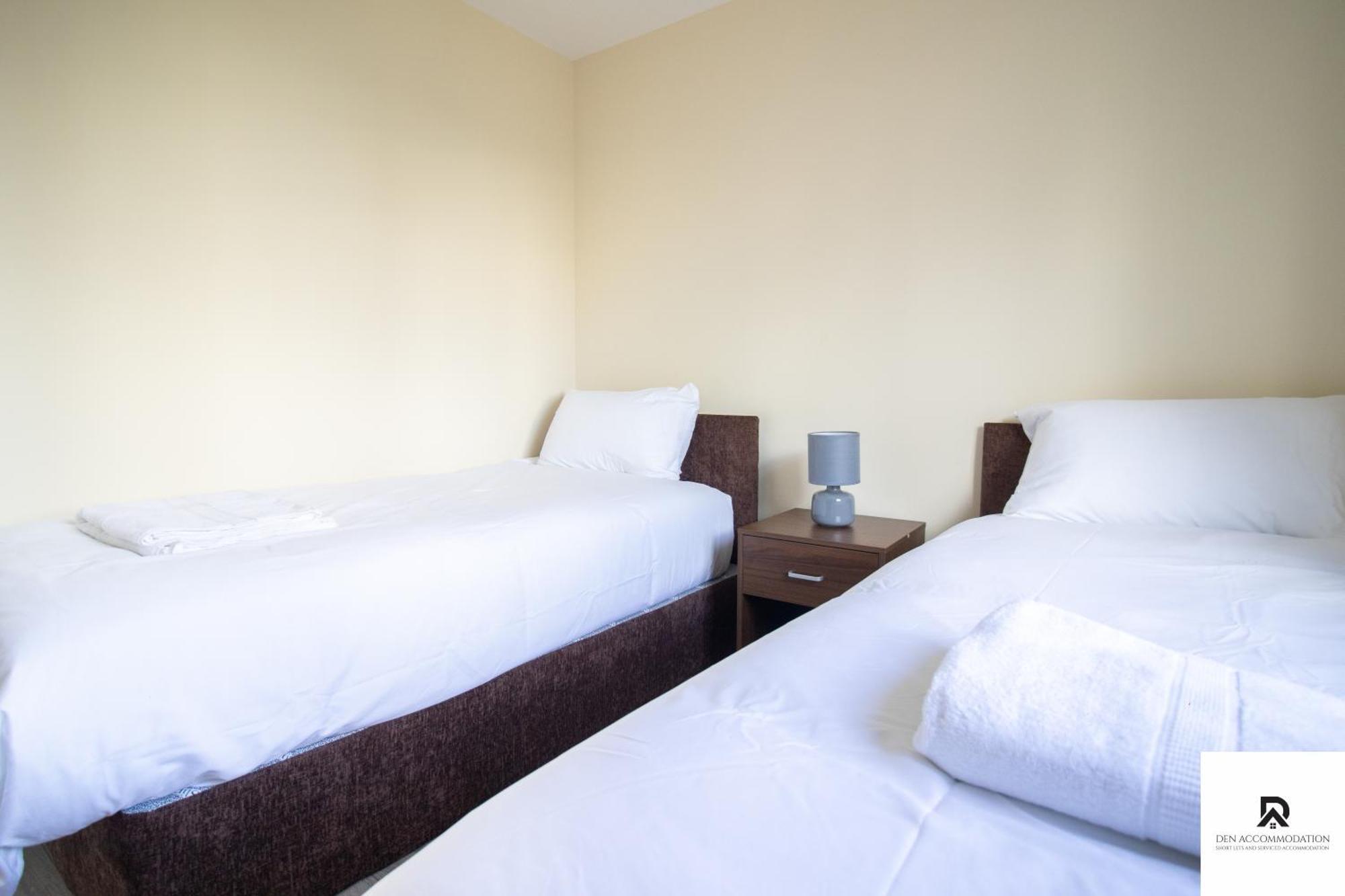 Newly Launched Two Bedroom House By Den Accommodation Short Lets & Serviced Accommodation With Garden London Exterior photo