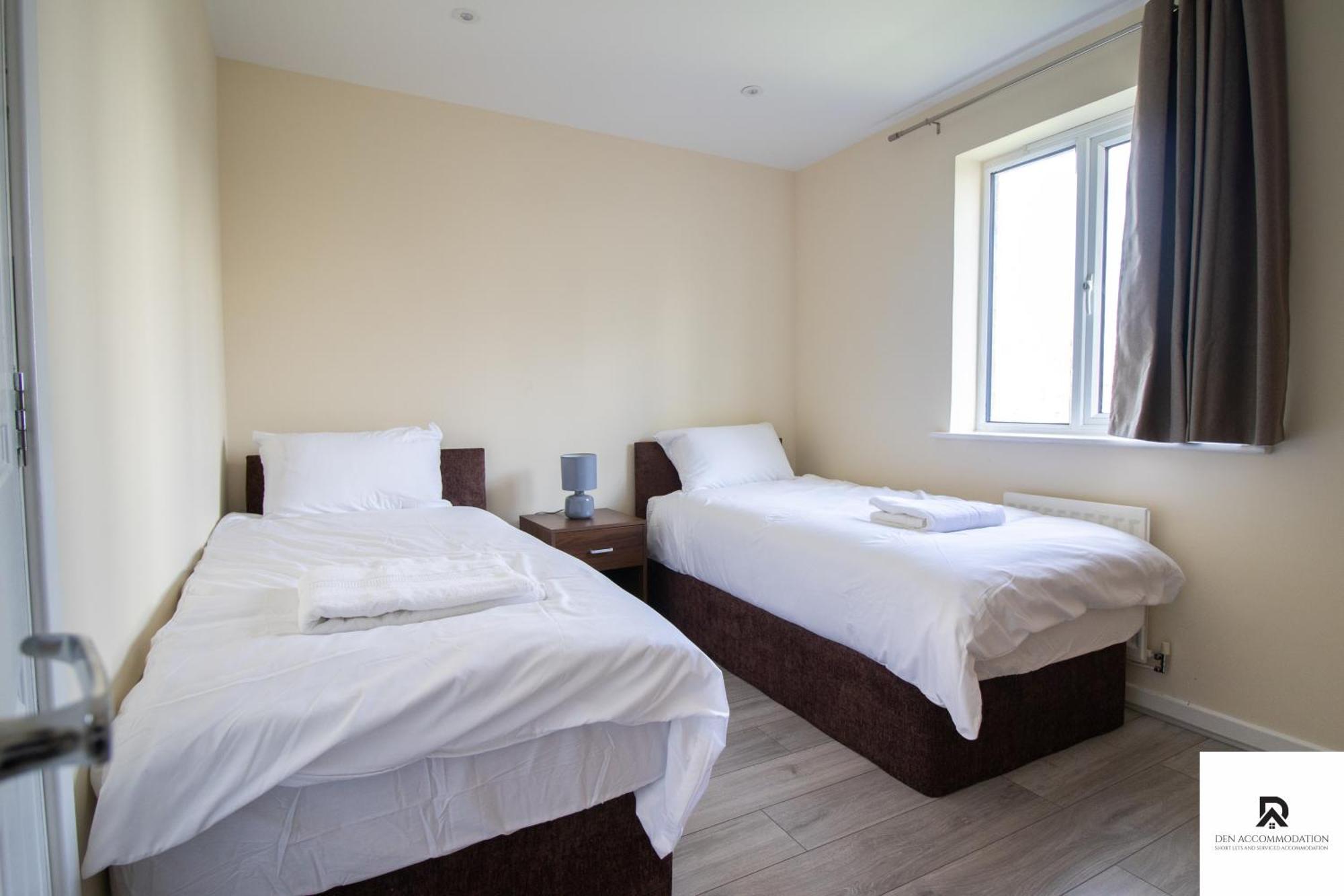 Newly Launched Two Bedroom House By Den Accommodation Short Lets & Serviced Accommodation With Garden London Exterior photo