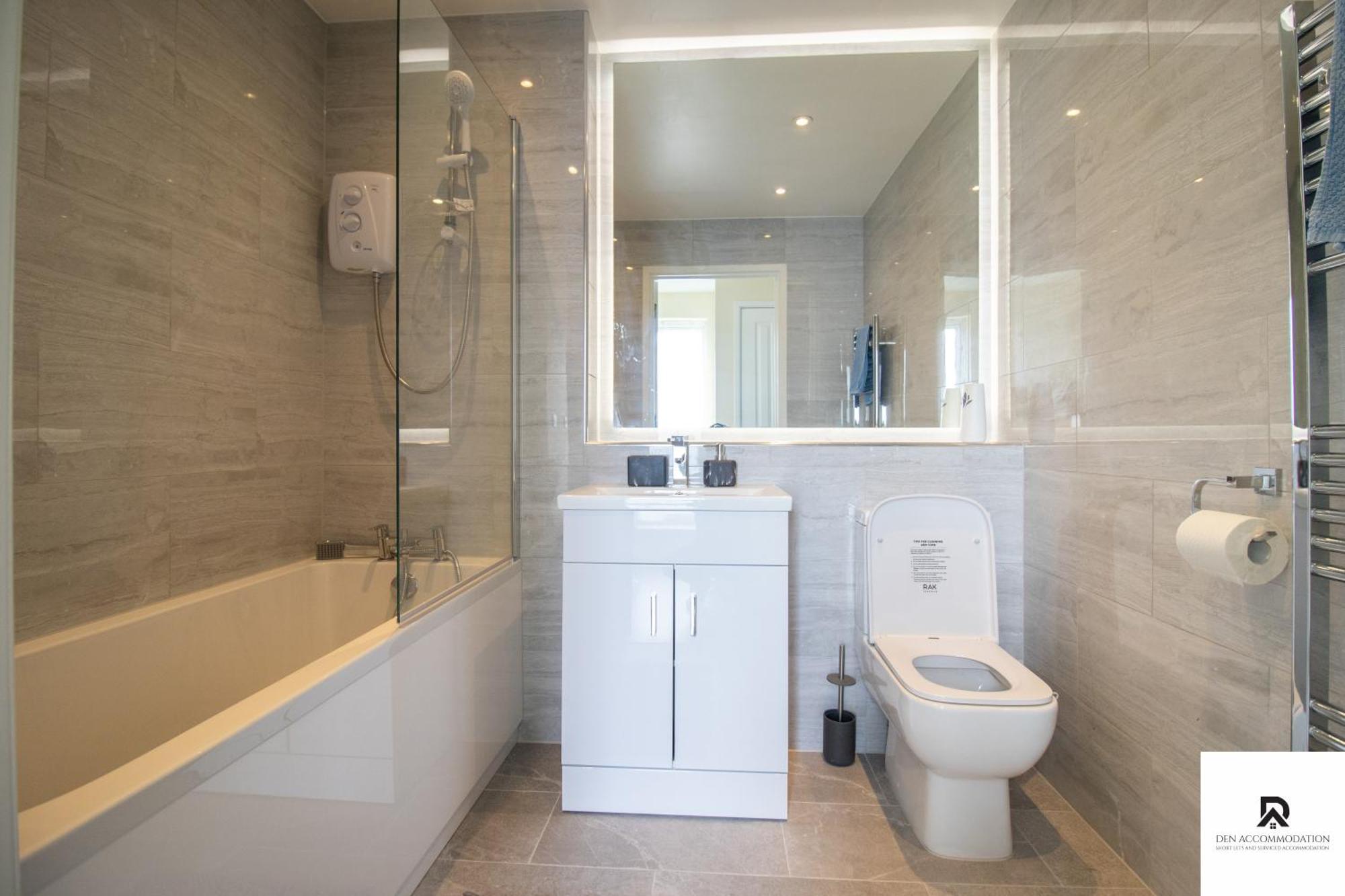 Newly Launched Two Bedroom House By Den Accommodation Short Lets & Serviced Accommodation With Garden London Exterior photo