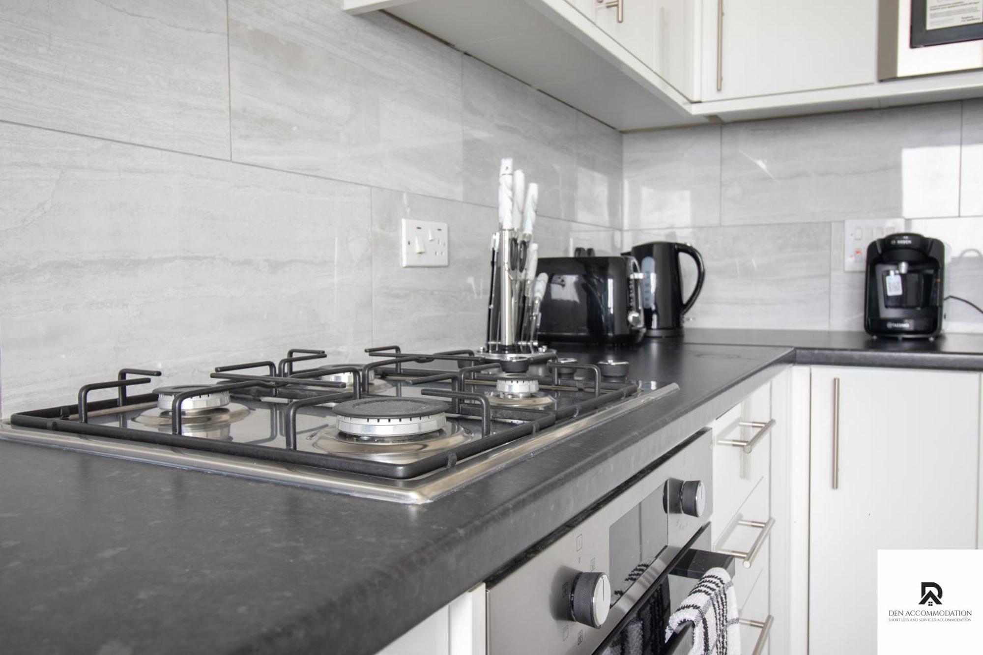 Newly Launched Two Bedroom House By Den Accommodation Short Lets & Serviced Accommodation With Garden London Exterior photo