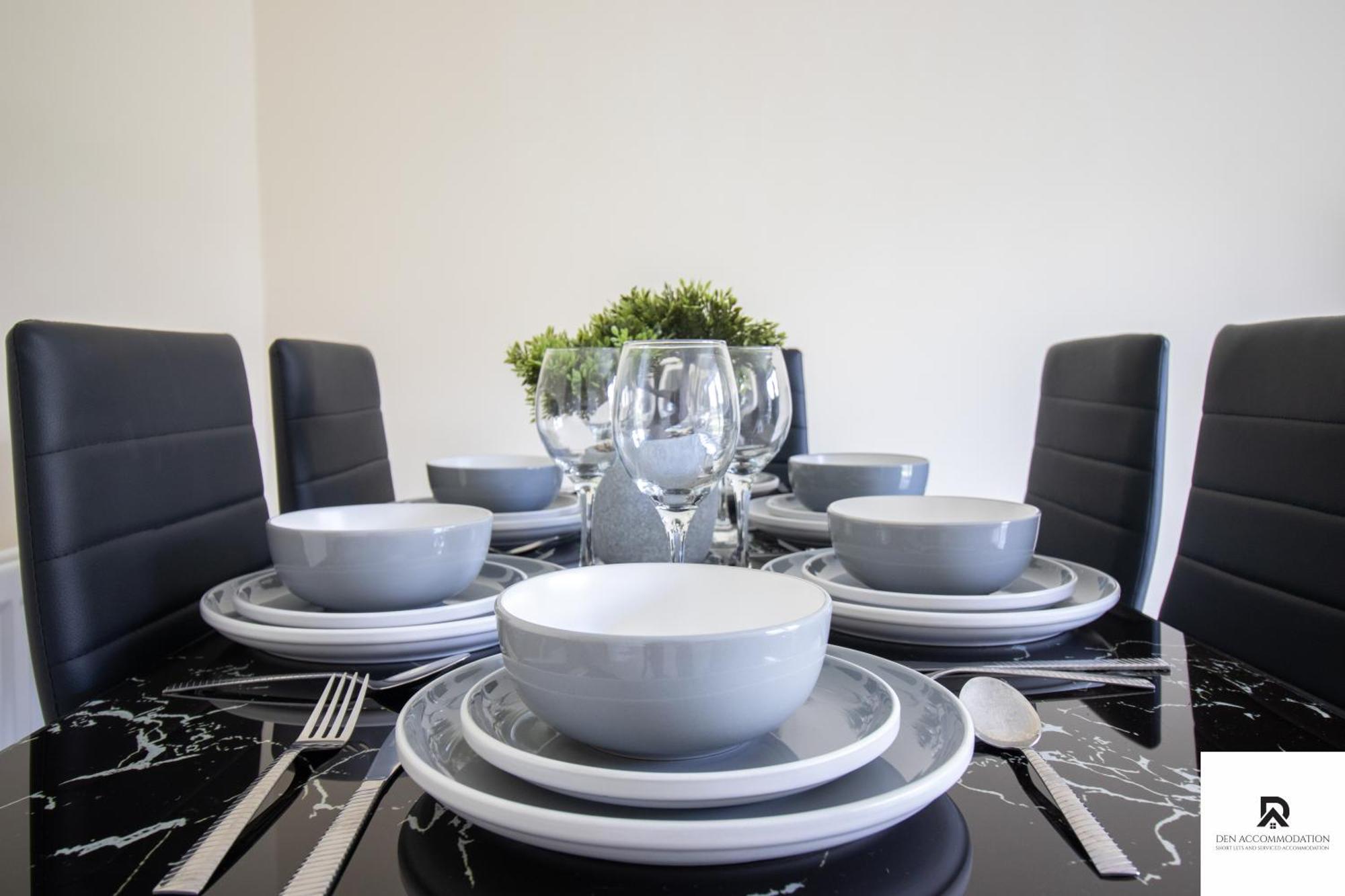 Newly Launched Two Bedroom House By Den Accommodation Short Lets & Serviced Accommodation With Garden London Exterior photo