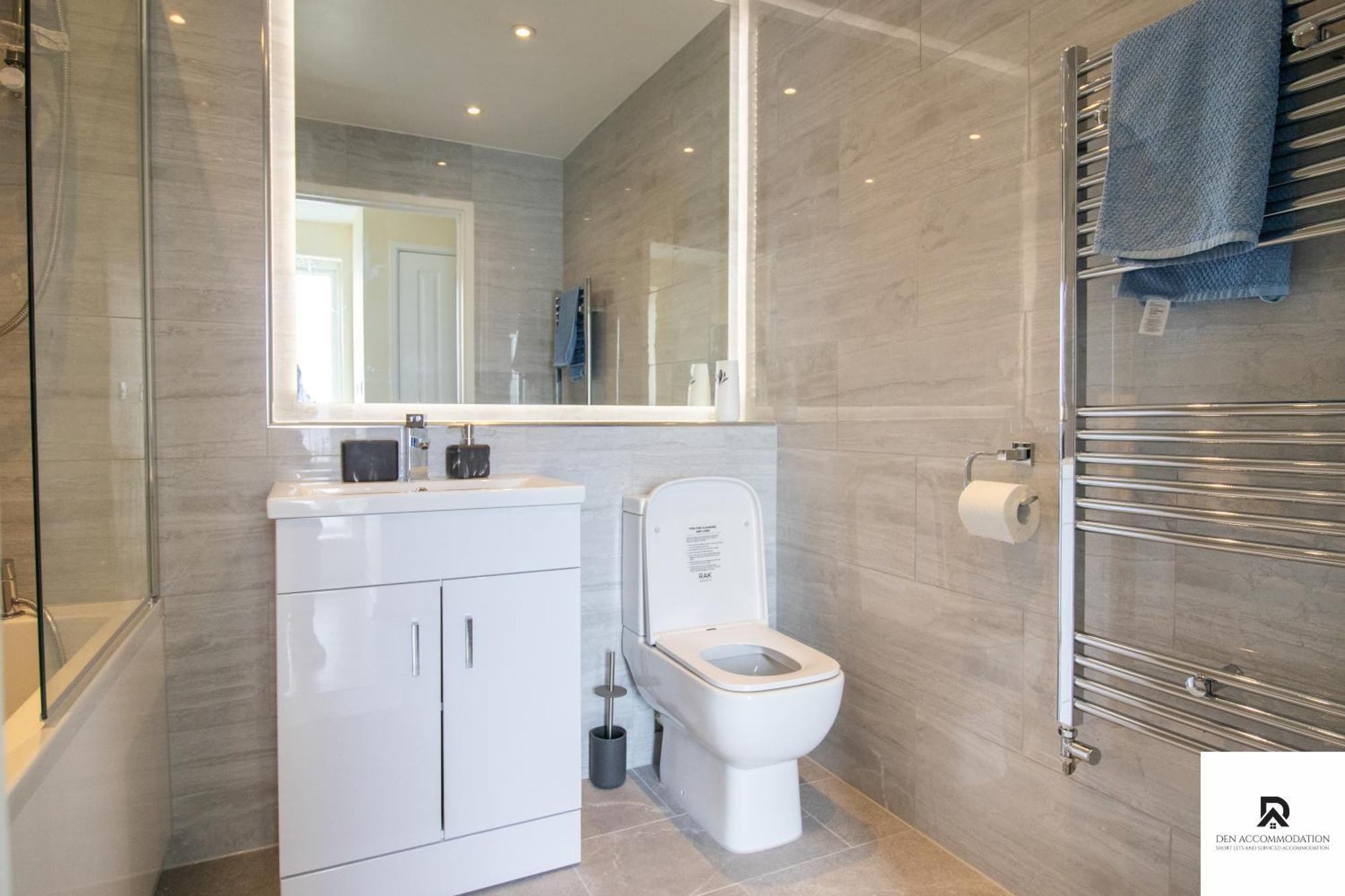Newly Launched Two Bedroom House By Den Accommodation Short Lets & Serviced Accommodation With Garden London Exterior photo