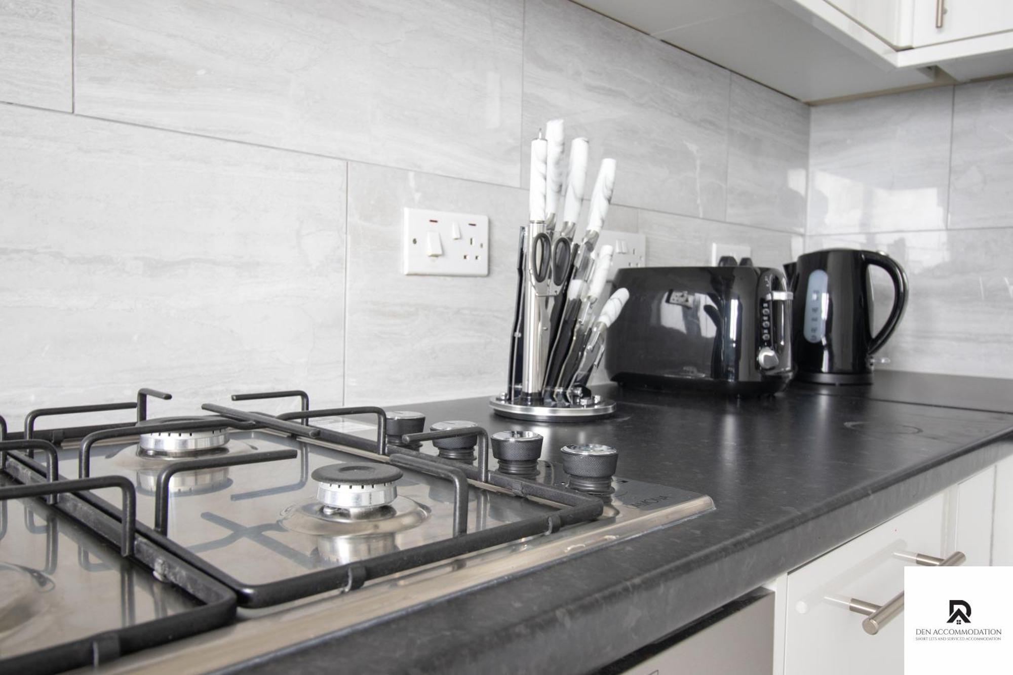 Newly Launched Two Bedroom House By Den Accommodation Short Lets & Serviced Accommodation With Garden London Exterior photo