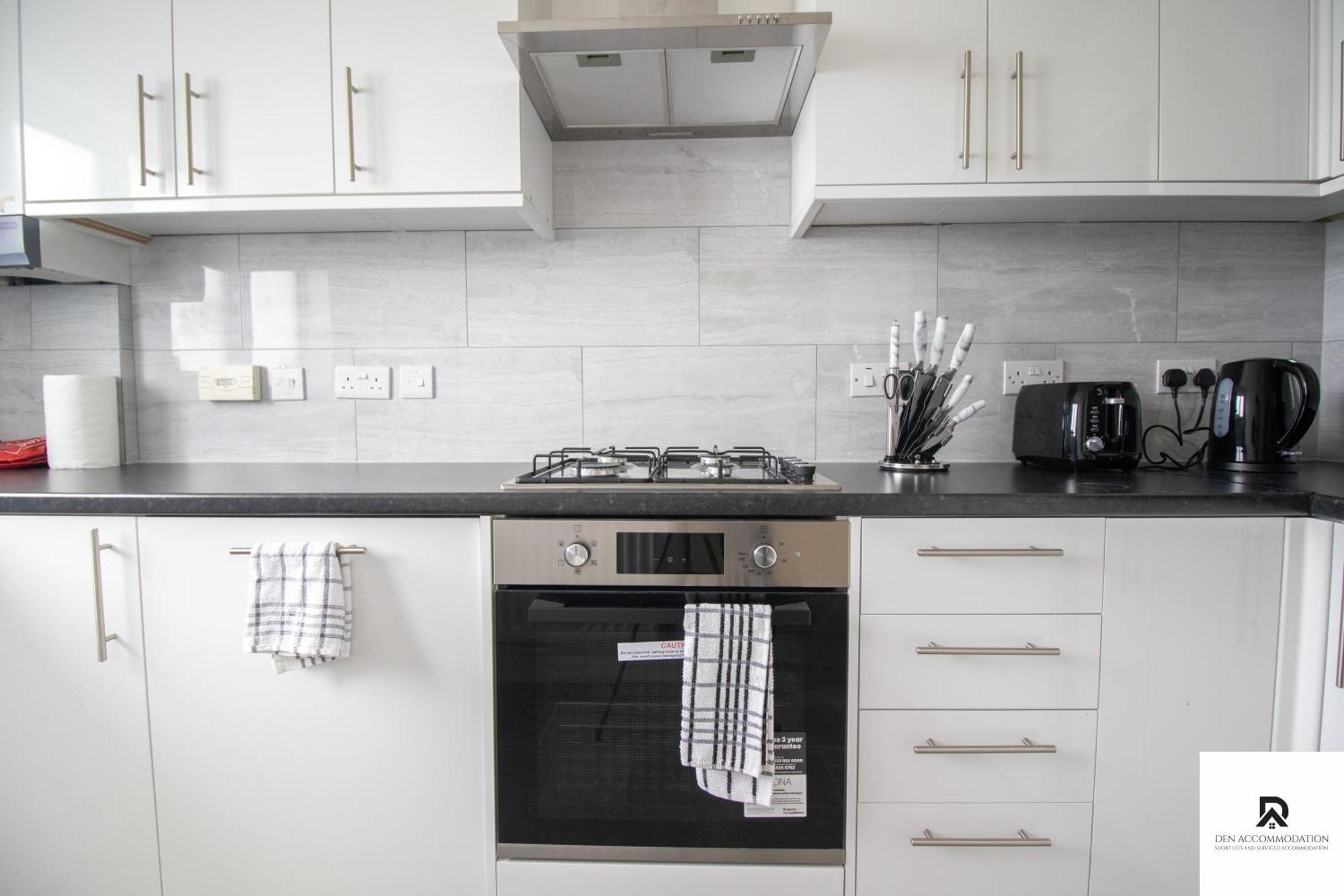 Newly Launched Two Bedroom House By Den Accommodation Short Lets & Serviced Accommodation With Garden London Exterior photo